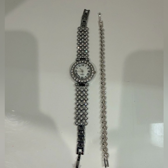 2 piece set: Elegant Silver Style Women's Watch and Bracelet Set #55 - Picture 6 of 7